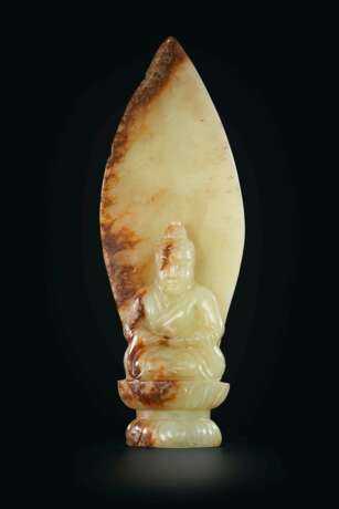 A YELLOW AND RUSSET JADE FIGURE OF BUDDHA - фото 1