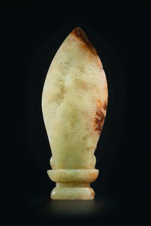 A YELLOW AND RUSSET JADE FIGURE OF BUDDHA - Foto 2