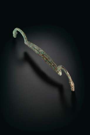 AN UNUSUAL TURQUOISE-INLAID BRONZE BOW-SHAPED FITTING WITH JINGLE ENDS - photo 1