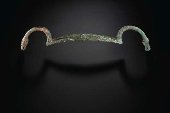 AN UNUSUAL TURQUOISE-INLAID BRONZE BOW-SHAPED FITTING WITH JINGLE ENDS - photo 2