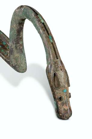 AN UNUSUAL TURQUOISE-INLAID BRONZE BOW-SHAPED FITTING WITH JINGLE ENDS - фото 3