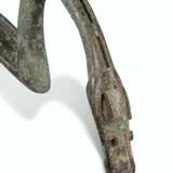 AN UNUSUAL TURQUOISE-INLAID BRONZE BOW-SHAPED FITTING WITH JINGLE ENDS - фото 3