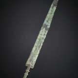 A FINELY CAST BRONZE SWORD - фото 1
