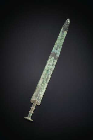 A FINELY CAST BRONZE SWORD - фото 1