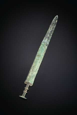 A FINELY CAST BRONZE SWORD - фото 2