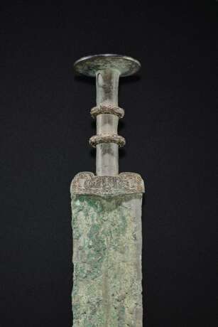 A FINELY CAST BRONZE SWORD - фото 3