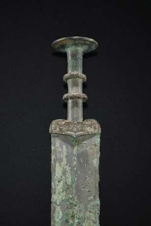 A FINELY CAST BRONZE SWORD - фото 4
