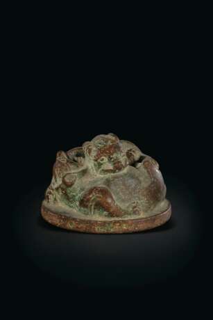 A BRONZE `TIGER AND BEAR` WEIGHT - photo 1