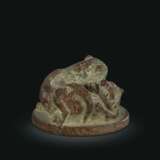 A BRONZE `TIGER AND BEAR` WEIGHT - Foto 2