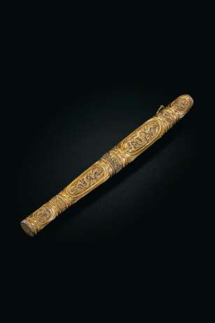 AN EXTREMELY RARE GILT-SILVER SHEATH - Foto 1