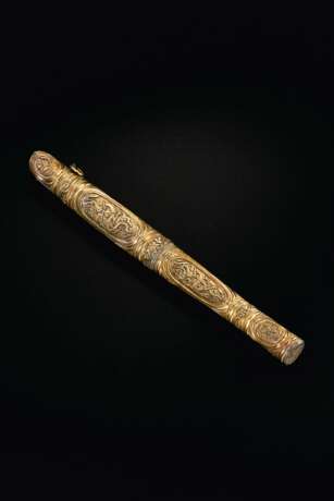 AN EXTREMELY RARE GILT-SILVER SHEATH - Foto 2