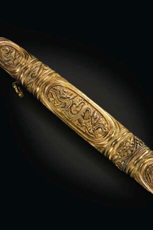 AN EXTREMELY RARE GILT-SILVER SHEATH - Foto 3