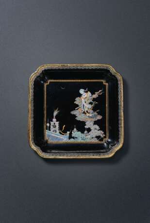 A GROUP OF ELEVEN MOTHER-OF-PEARL-INLAID BLACK LACQUER SQUARE DISHES - photo 2