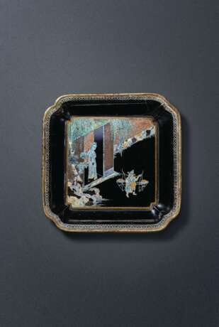 A GROUP OF ELEVEN MOTHER-OF-PEARL-INLAID BLACK LACQUER SQUARE DISHES - фото 4