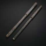 TWO MOTHER-OF-PEARL-INLAID BLACK LACQUER BRUSHES - Foto 1