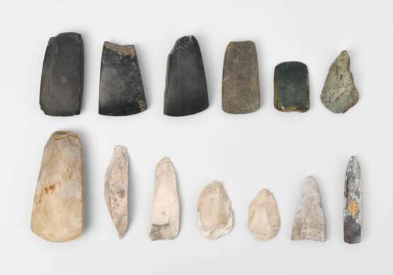 Konvolut von 13 prähistorischen Steinwerkzeugen - photo 1