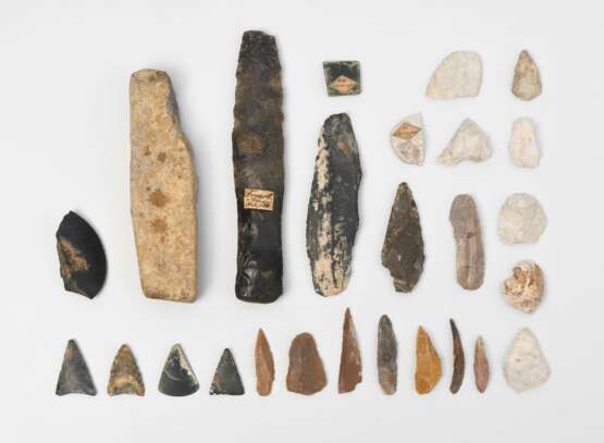 Konvolut von 25 prähistorischen Steinwerkzeugen - Foto 1