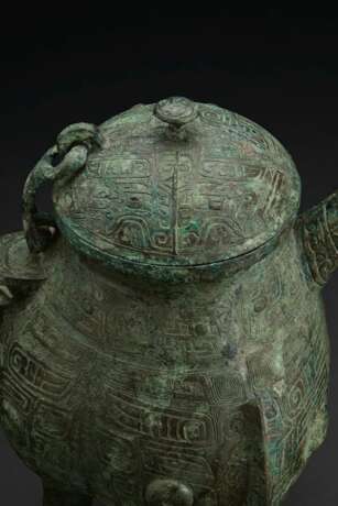 THE RAN FU BING HE
A RARE AND FINELY CAST BRONZE RITUAL TRIPOD WINE VESSEL AND COVER, HE - photo 2
