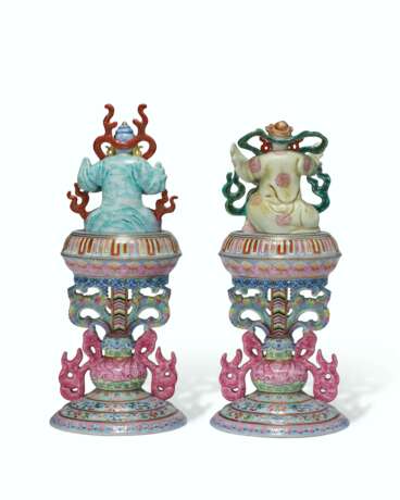 A VERY RARE PAIR OF FAMILLE ROSE ALTAR ORNAMENTS - фото 3