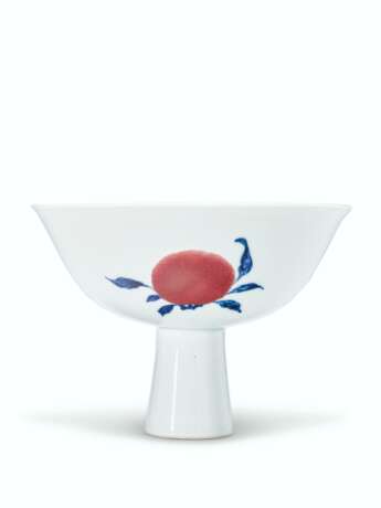 A RARE BLUE AND WHITE AND COPPER-RED `SANDUO` STEM BOWL - фото 1