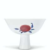 A RARE BLUE AND WHITE AND COPPER-RED `SANDUO` STEM BOWL - Foto 1