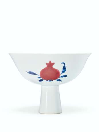A RARE BLUE AND WHITE AND COPPER-RED `SANDUO` STEM BOWL - photo 3