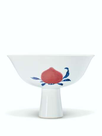 A RARE BLUE AND WHITE AND COPPER-RED `SANDUO` STEM BOWL - фото 4