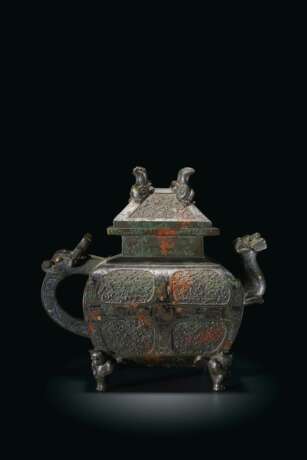 A LARGE AND FINELY CAST ARCHAISTIC SILVER AND GOLD-INLAID BRONZE EWER AND COVER - фото 1