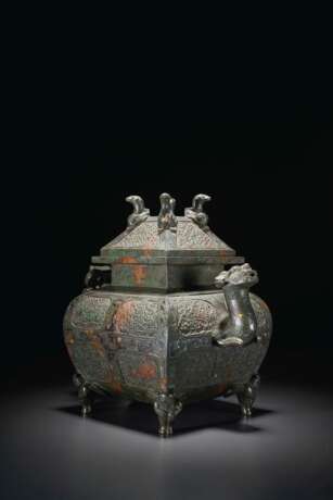 A LARGE AND FINELY CAST ARCHAISTIC SILVER AND GOLD-INLAID BRONZE EWER AND COVER - фото 2