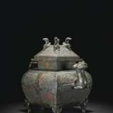 A LARGE AND FINELY CAST ARCHAISTIC SILVER AND GOLD-INLAID BRONZE EWER AND COVER - фото 2