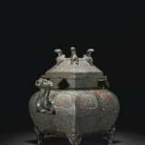 A LARGE AND FINELY CAST ARCHAISTIC SILVER AND GOLD-INLAID BRONZE EWER AND COVER - photo 3
