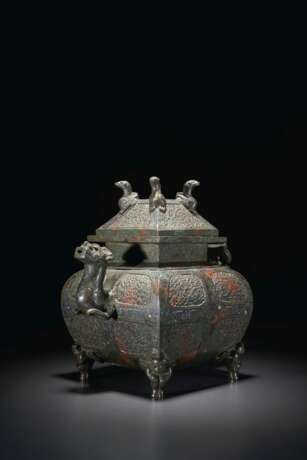 A LARGE AND FINELY CAST ARCHAISTIC SILVER AND GOLD-INLAID BRONZE EWER AND COVER - Foto 3