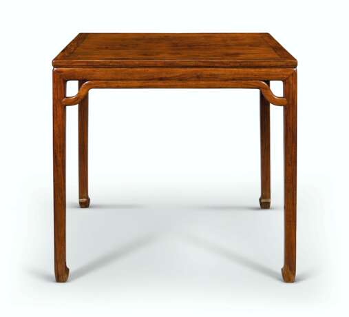 A RARE HUANGHUALI WAISTED SQUARE TABLE - Foto 1