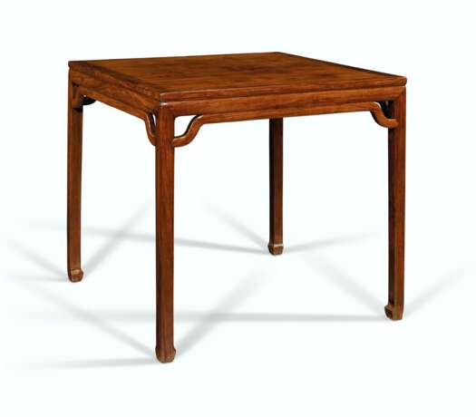 A RARE HUANGHUALI WAISTED SQUARE TABLE - Foto 2