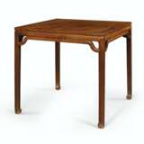 A RARE HUANGHUALI WAISTED SQUARE TABLE - Foto 3