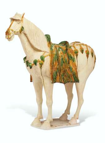 A LARGE SANCAI-GLAZED POTTERY FIGURE OF A CAPARISONED HORSE - фото 1