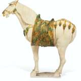 A LARGE SANCAI-GLAZED POTTERY FIGURE OF A CAPARISONED HORSE - фото 2