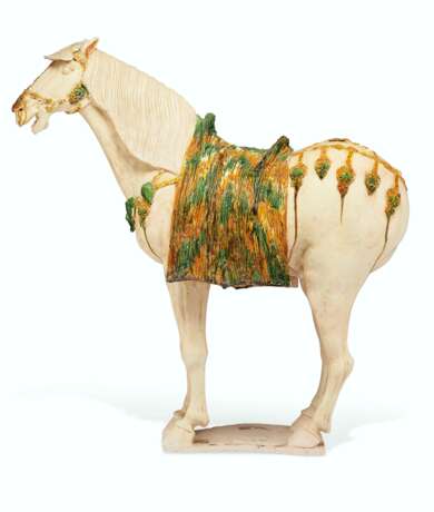 A LARGE SANCAI-GLAZED POTTERY FIGURE OF A CAPARISONED HORSE - Foto 2