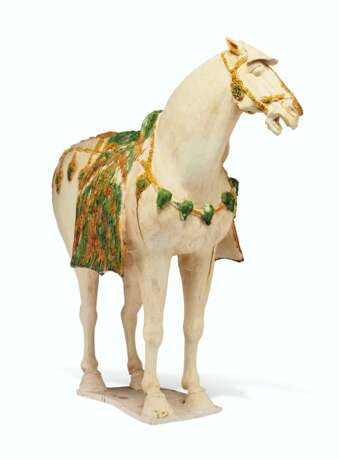 A LARGE SANCAI-GLAZED POTTERY FIGURE OF A CAPARISONED HORSE - photo 3