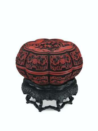 A RARE PAIR OF CARVED FOUR-COLOR LACQUER OCTALOBED BOXES AND COVERS - Foto 1