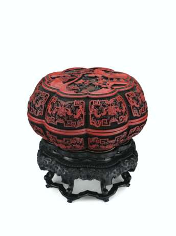 A RARE PAIR OF CARVED FOUR-COLOR LACQUER OCTALOBED BOXES AND COVERS - photo 2