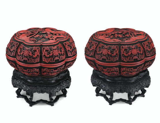 A RARE PAIR OF CARVED FOUR-COLOR LACQUER OCTALOBED BOXES AND COVERS - Foto 3