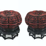 A RARE PAIR OF CARVED FOUR-COLOR LACQUER OCTALOBED BOXES AND COVERS - Foto 3
