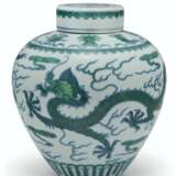 A GREEN-ENAMELED AND UNDERGLAZE BLUE `DRAGON` JAR AND COVER - Foto 1