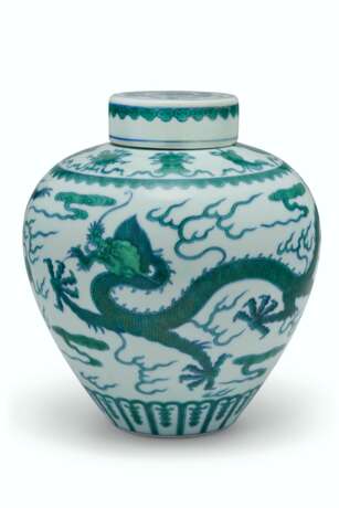 A GREEN-ENAMELED AND UNDERGLAZE BLUE `DRAGON` JAR AND COVER - фото 1