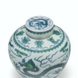 A GREEN-ENAMELED AND UNDERGLAZE BLUE `DRAGON` JAR AND COVER - фото 2