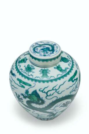 A GREEN-ENAMELED AND UNDERGLAZE BLUE `DRAGON` JAR AND COVER - photo 2