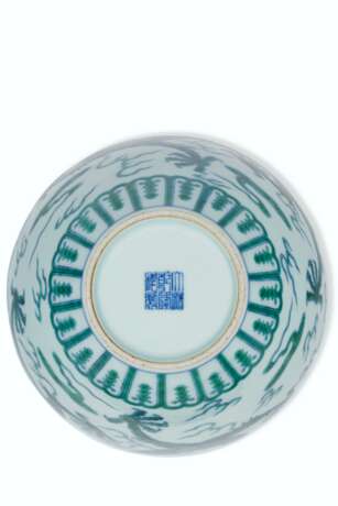 A GREEN-ENAMELED AND UNDERGLAZE BLUE `DRAGON` JAR AND COVER - фото 3