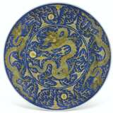 A LARGE YELLOW ENAMEL AND UNDERGLAZE-BLUE-GROUND `DRAGON` DISH - фото 1