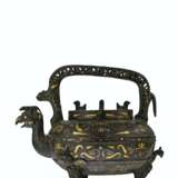 A GOLD AND SILVER-INLAID BRONZE ARCHAISTIC TRIPOD EWER AND COVER, HE - Foto 2